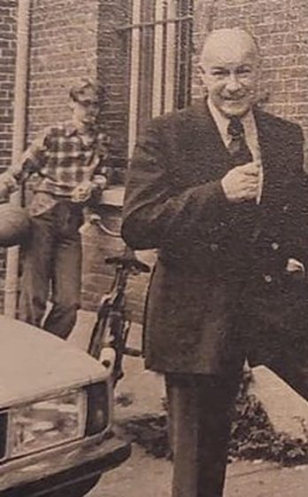 Ds. Hens ter Haar Romeny voor het Huis van Bewaring in Utrecht, 1979.